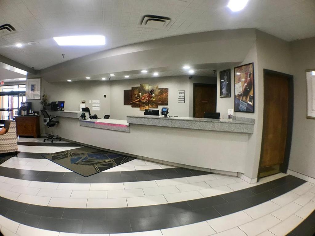 Crossroads Hotel And Huron Event Center מראה חיצוני תמונה