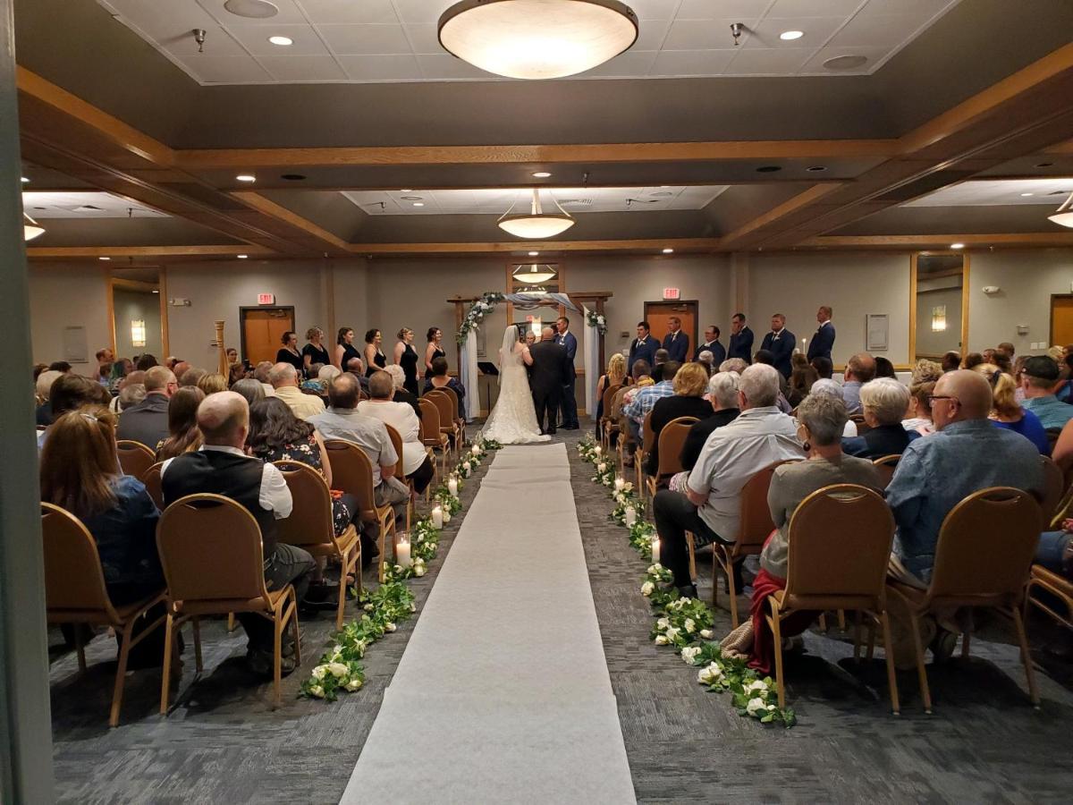 Crossroads Hotel And Huron Event Center מראה חיצוני תמונה