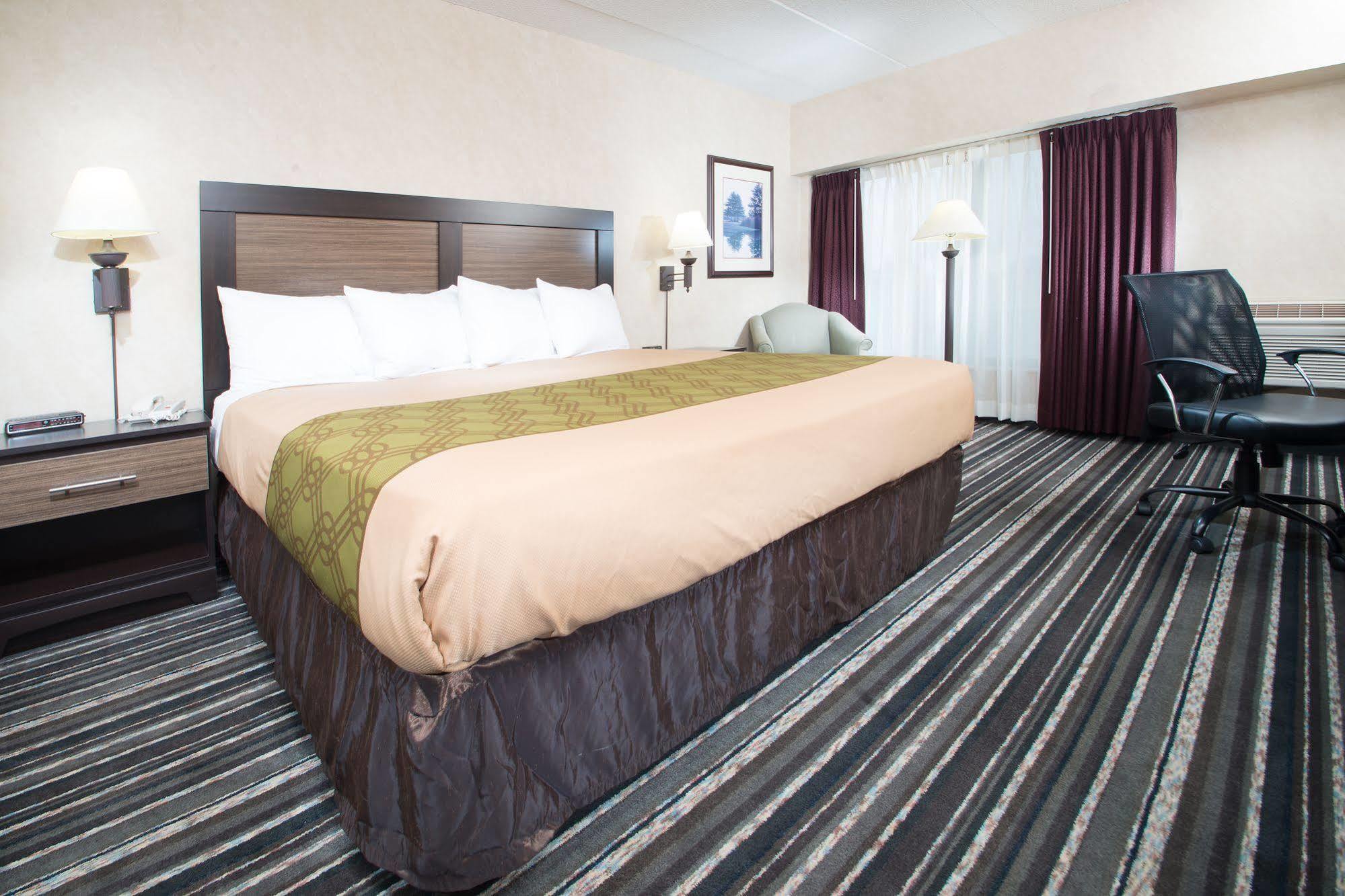 Crossroads Hotel And Huron Event Center מראה חיצוני תמונה